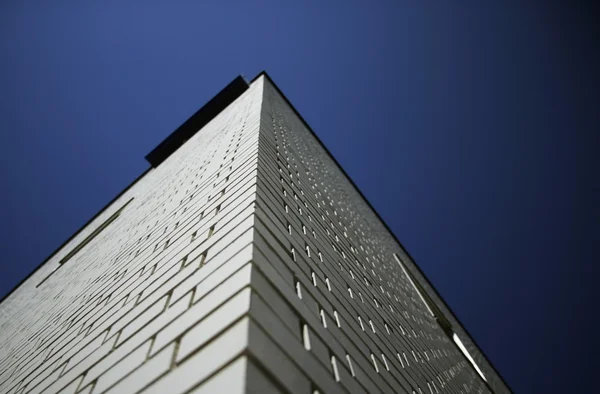 Yüksek bir binanın köşesine — Stok fotoğraf