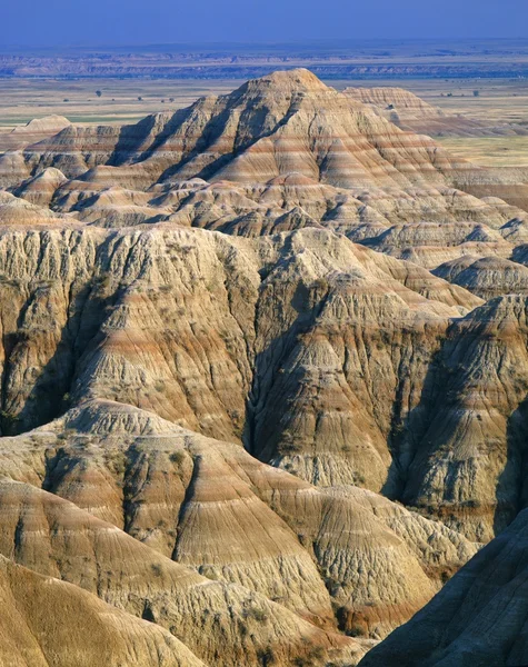 Geërodeerde landschap met gestreepte lagen, badlands national park — Stockfoto