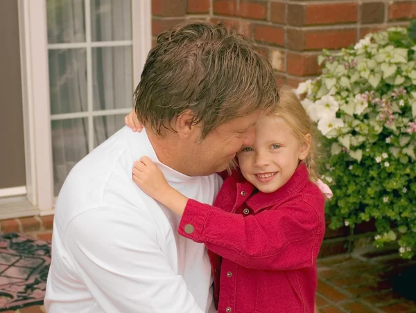 Dochter hugs vader — Stockfoto