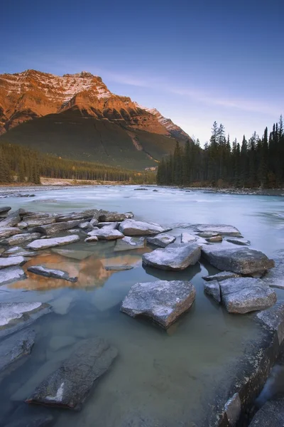 Mount Kerkeslin, Athabasca Falls, Jasper National Park, Jasper, Alberta, Canadá — Foto de Stock