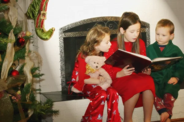 Bambini che leggono la storia di Natale — Foto Stock