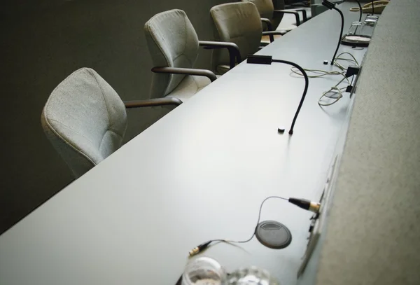 Fila de cadeiras com mesa — Fotografia de Stock