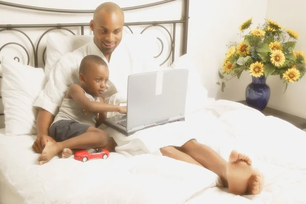 Pai e filho pendurados na cama — Fotografia de Stock