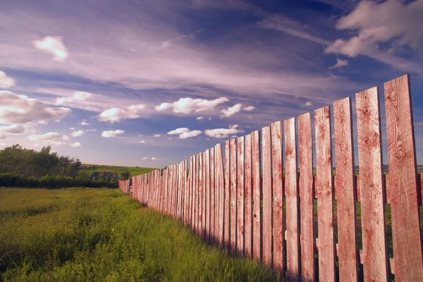 Clôture de limite en bois dans le sud de l'Alberta, Canada — Photo