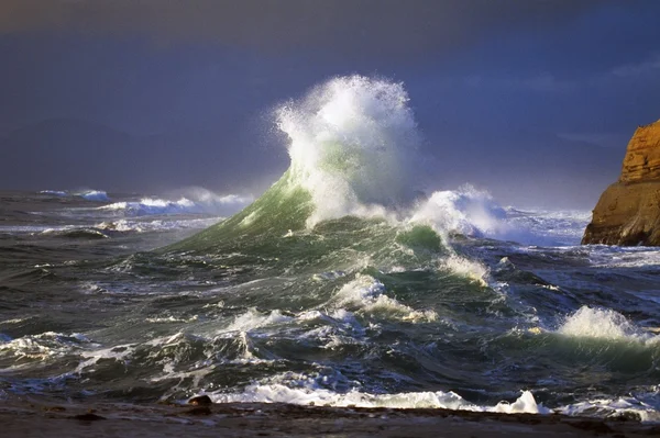 Wave Crashing, Distant Storm, Cape Kiwanda — Stock Photo, Image