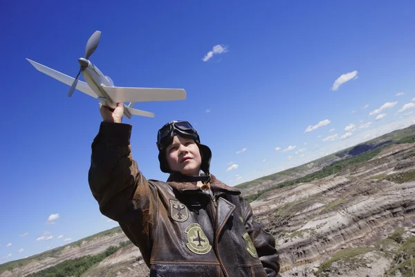 Kleinkind spielt mit Flugzeug — Stockfoto