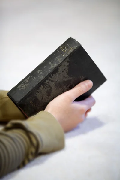 Teen holding İncil — Stok fotoğraf