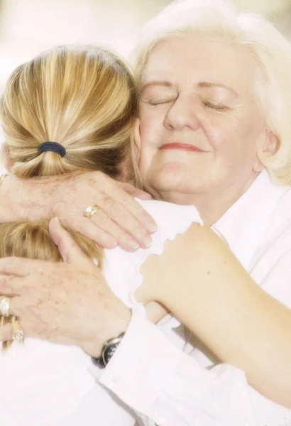 Nonna abbracciare nipote — Foto Stock