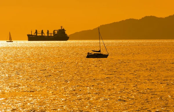 Ship And Boats On Water — Stock Photo, Image