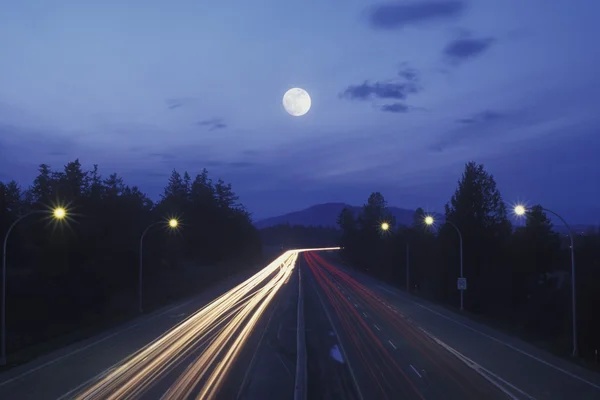 Movimiento borroso de tráfico en una carretera concurrida — Foto de Stock