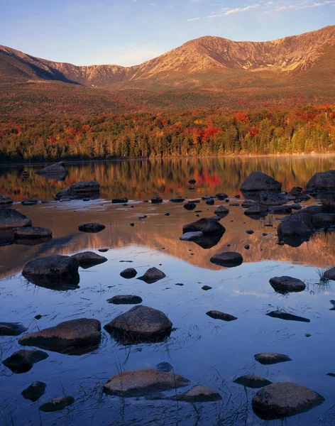 Hamlin Peak and Sandy Stream Pond, Colores otoñales, Amanecer, Flancos del Monte, Katahdin, Baxter State Park —  Fotos de Stock