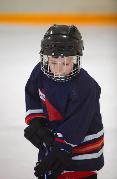 Kind spielt Hockey — Stockfoto