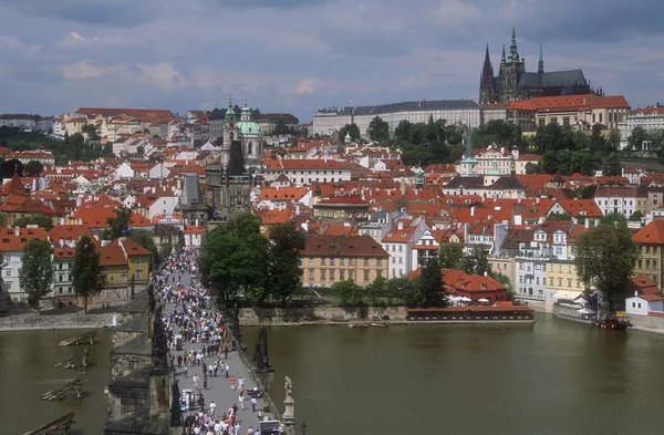 Vista aérea del Puente de Carlos, Mala Strana y el Castillo de Praga, Praga, República Checa — Foto de Stock