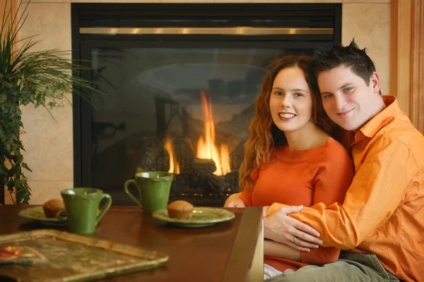 Paar ontspannen in hun huis — Stockfoto