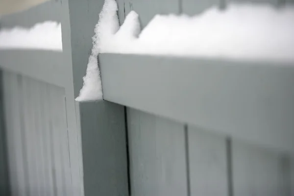 雪に覆われたフェンス — ストック写真