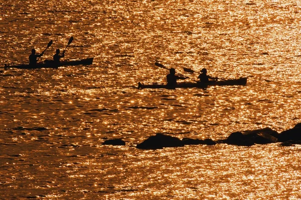 Les gens Kayak sur l'eau — Photo