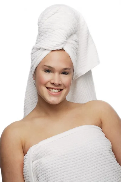 Femme dans serviette de bain — Photo