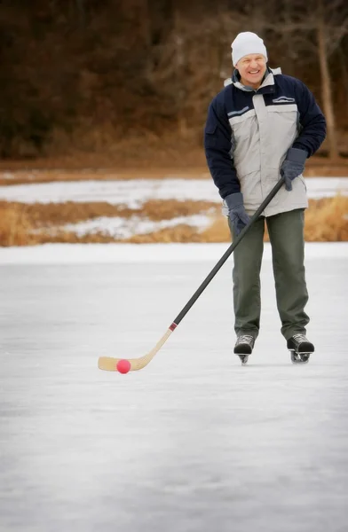 Mann spielt shinny hockey — Stockfoto