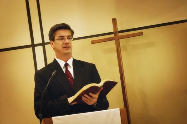 Pastor predicando desde el púlpito — Foto de Stock