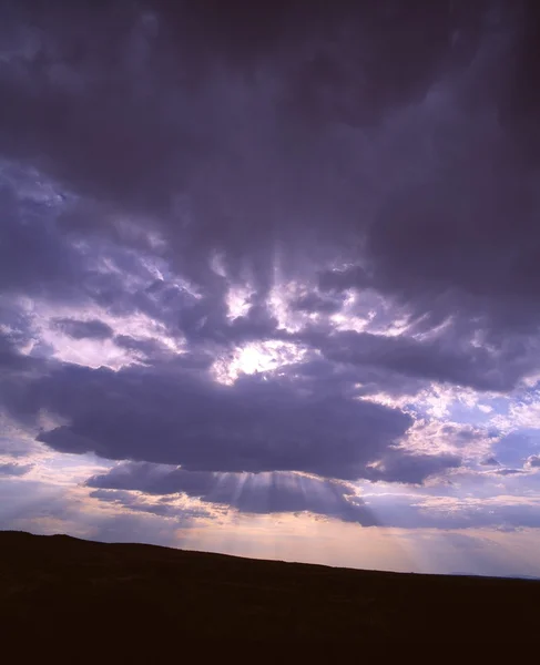 Nuvens com raios de sol, raios de Deus, Parque Nacional Florestal Petrificado — Fotografia de Stock