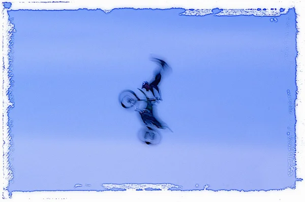 Bulanık silueti gökyüzüne karşı Motorcu — Stok fotoğraf