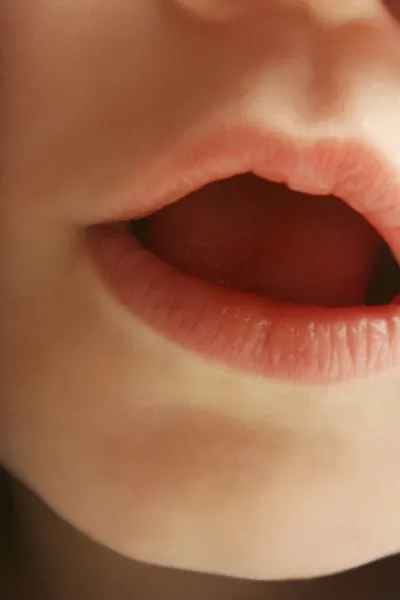 Närbild av ett barns mun Stockbild