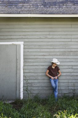 jeune cow-girl sur la ferme