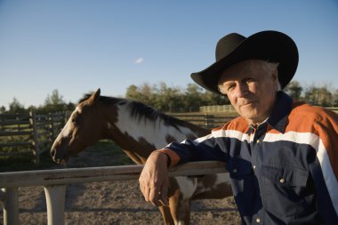 çiftlik sahibi bir corral yaslanmış