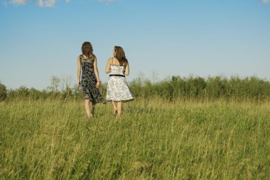 iki kadın çimenli alan yürüyüş