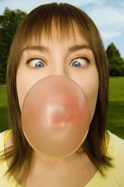 kadın balonlu sakız şişirme