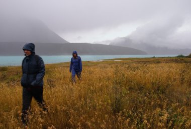arkadaşlar yağmurda hiking