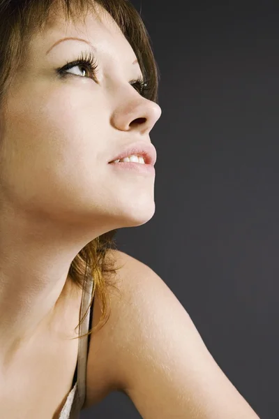 Mujer mirando hacia arriba — Foto de Stock