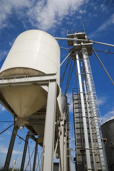 Torre de armazenamento de grãos — Fotografia de Stock