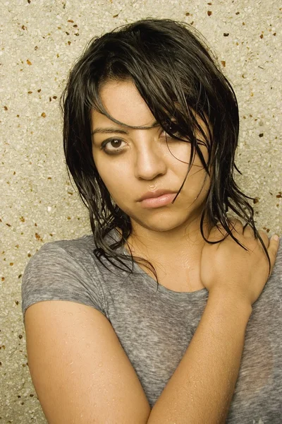 Mujer con cabello húmedo y ropa —  Fotos de Stock