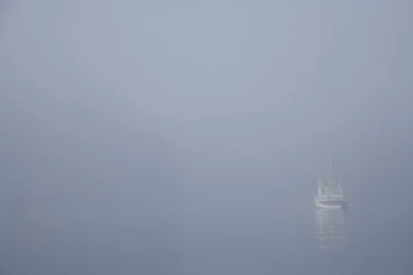 Bateau de pêche dans un brouillard — Photo