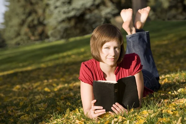 Femme lecture en plein air — Photo