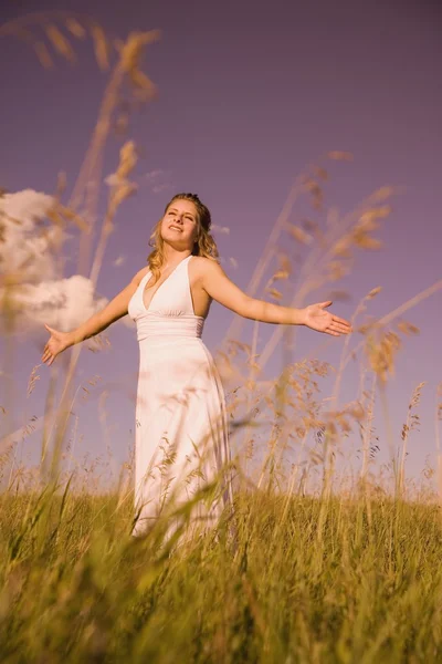 Young Woman Worshipping In A Field — Stock Photo, Image