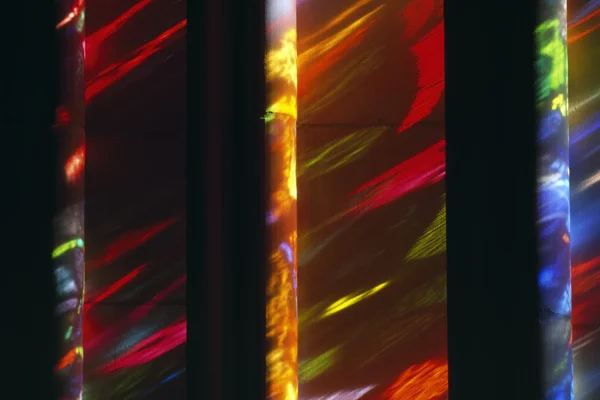Colonne con luce in vetro colorato fuso — Foto Stock