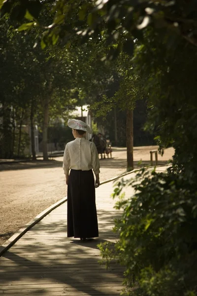 Gammaldags kvinna gick styrelsen-promenad gatan — Stockfoto