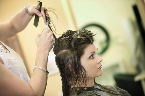 Mujer teniendo su corte de pelo — Foto de Stock