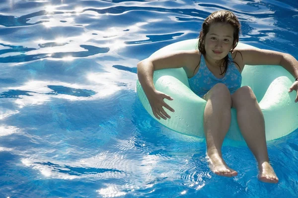 Giovane ragazza seduta in tubo in acqua — Foto Stock