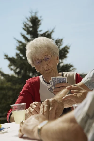 Les gens qui jouent aux cartes — Photo