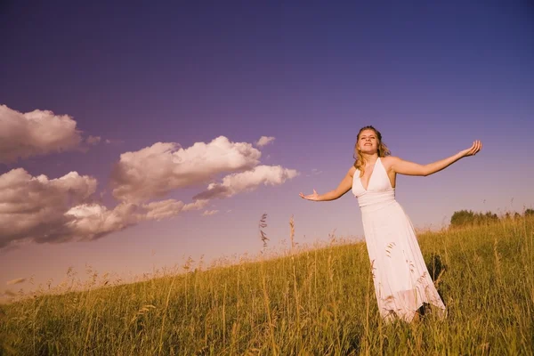 Mujer adorando en un campo — Foto de Stock