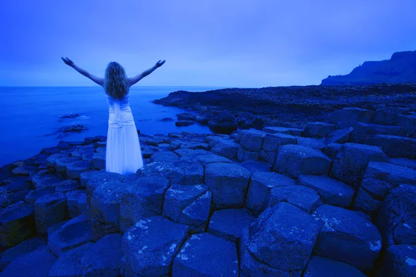 Femme adorant par la mer — Photo