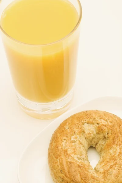 Suco de laranja e bagel — Fotografia de Stock