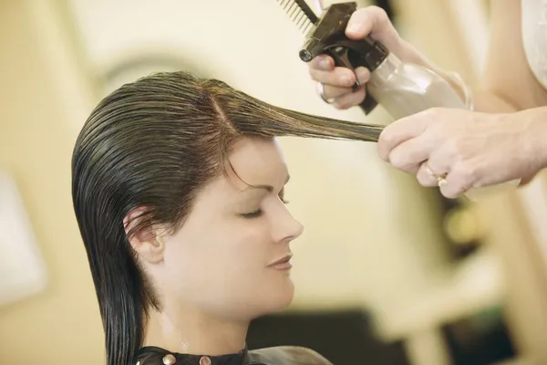 Mujer teniendo su corte de pelo — Foto de Stock