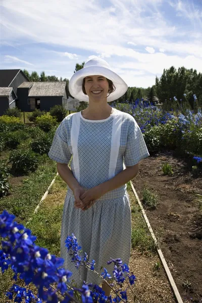 Frau im Blumengarten — Stockfoto