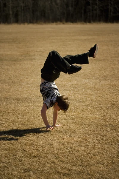 Junge macht einen Handstand — Stockfoto