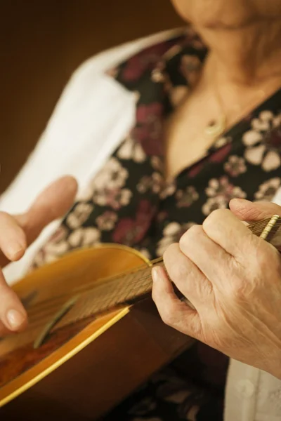 Yaşlı kadın mandolin çalmaya — Stok fotoğraf