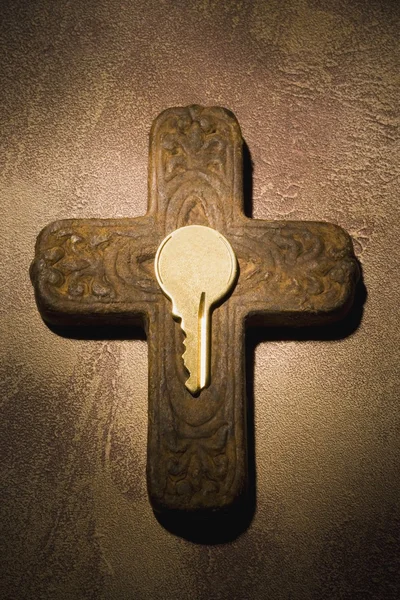 Einen Schlüssel und ein Kreuz — Stockfoto